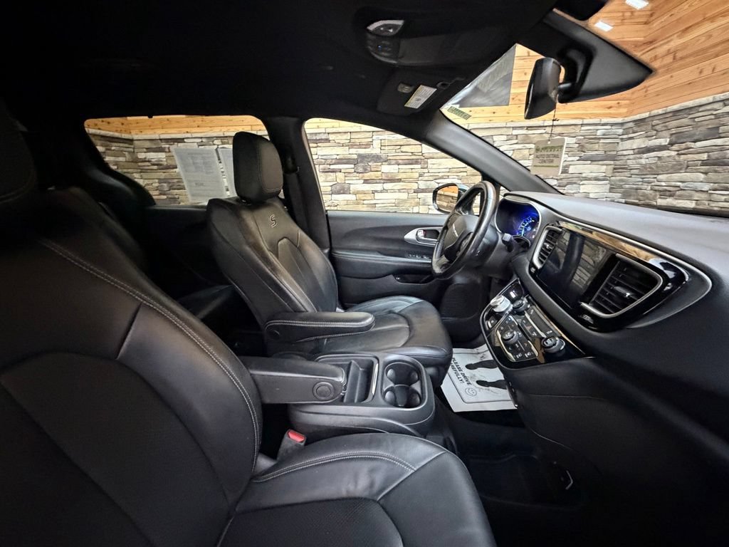 Used 2020 Chrysler Pacifica Touring-L w/ S Appearance Package FWD image 23