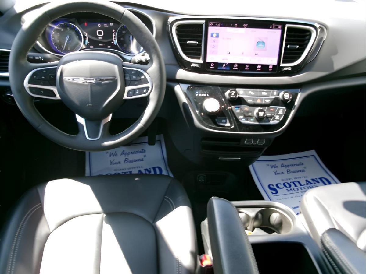 Used 2025 Chrysler Pacifica Select FWD image 12