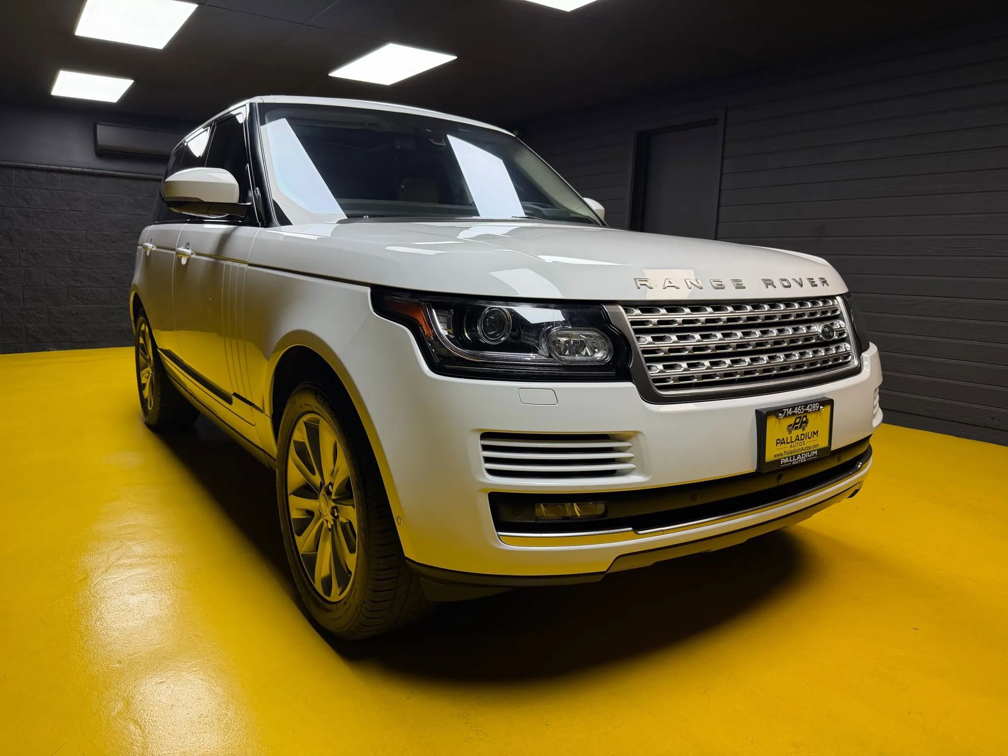 Used 2016 Land Rover Range Rover HSE image 3