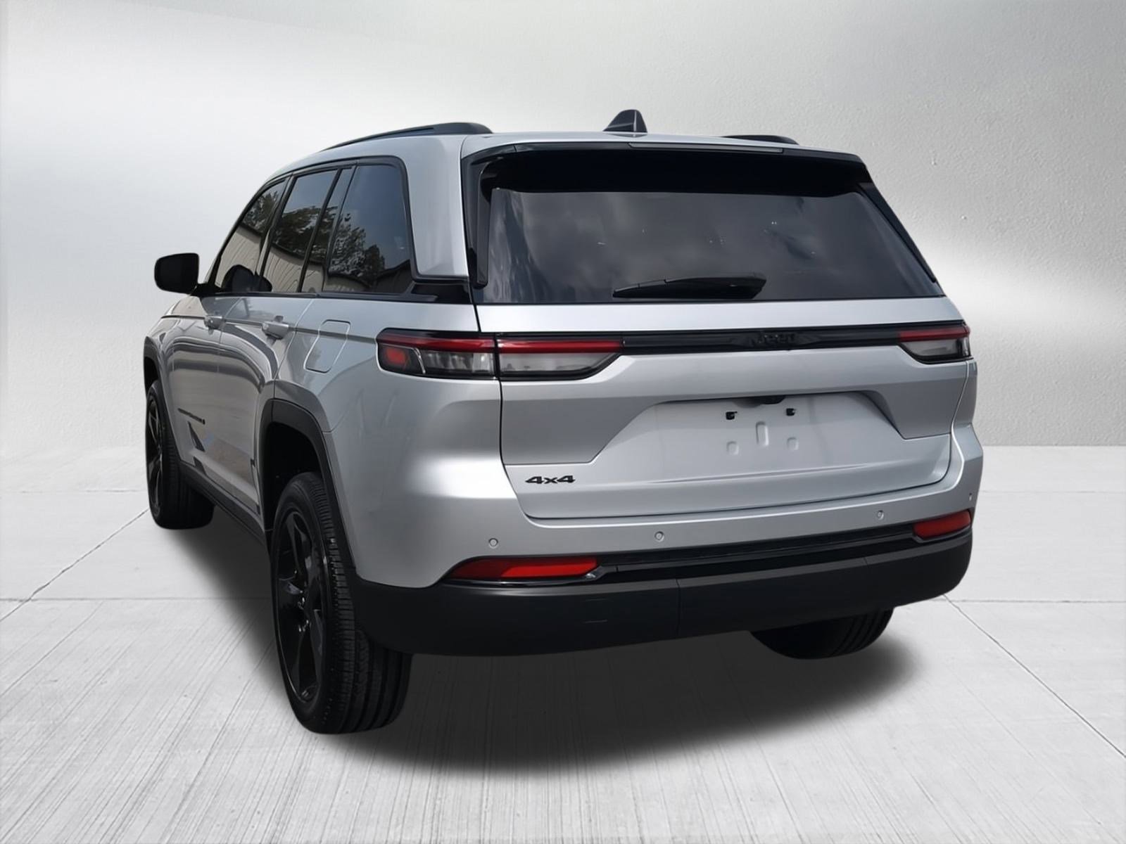 Used 2023 Jeep Grand Cherokee Altitude image 4