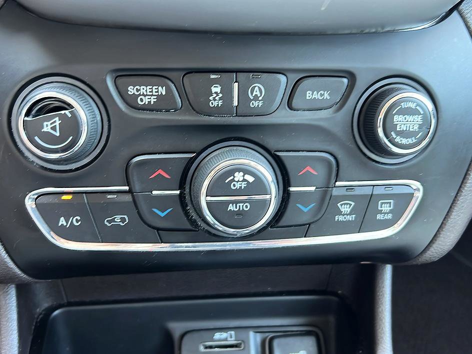 Used 2018 Jeep Cherokee Overland w/ Technology Group FWD image 19