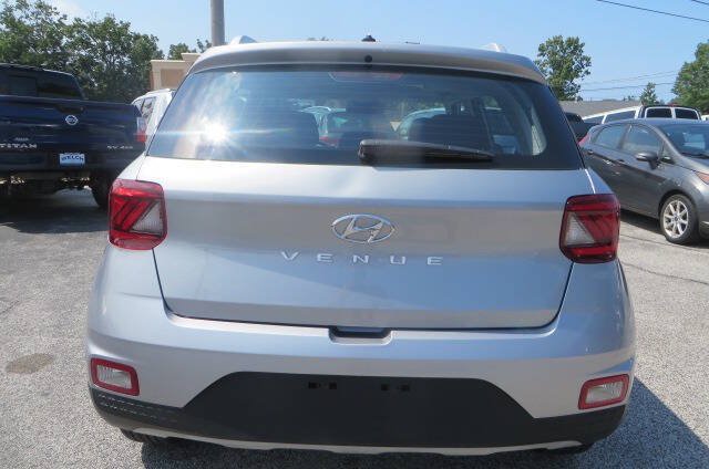 Used 2026 Hyundai Venue SEL FWD image 3