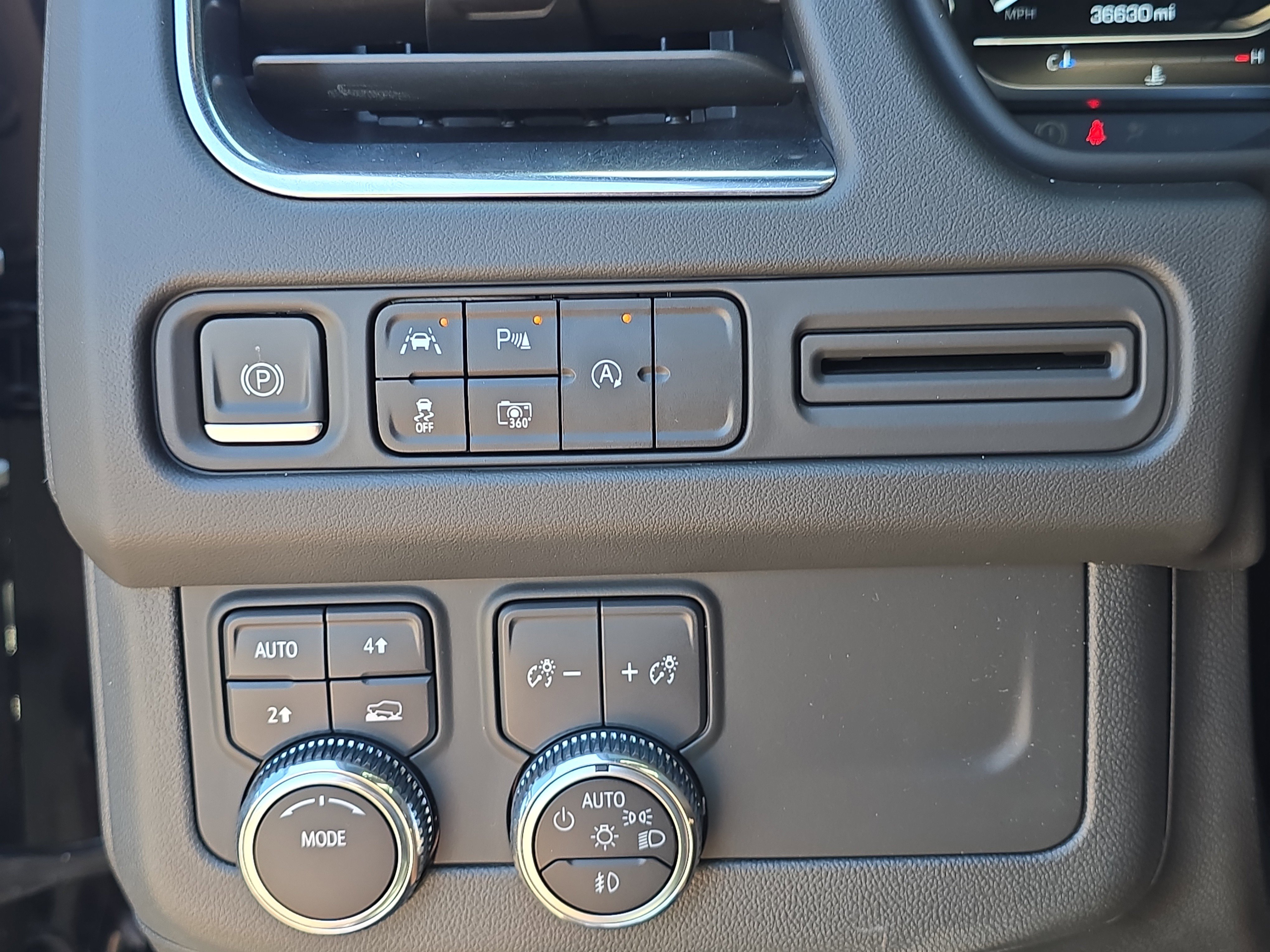 Used 2023 GMC Yukon SLT w/ SLT Luxury Package AWD/4WD image 31