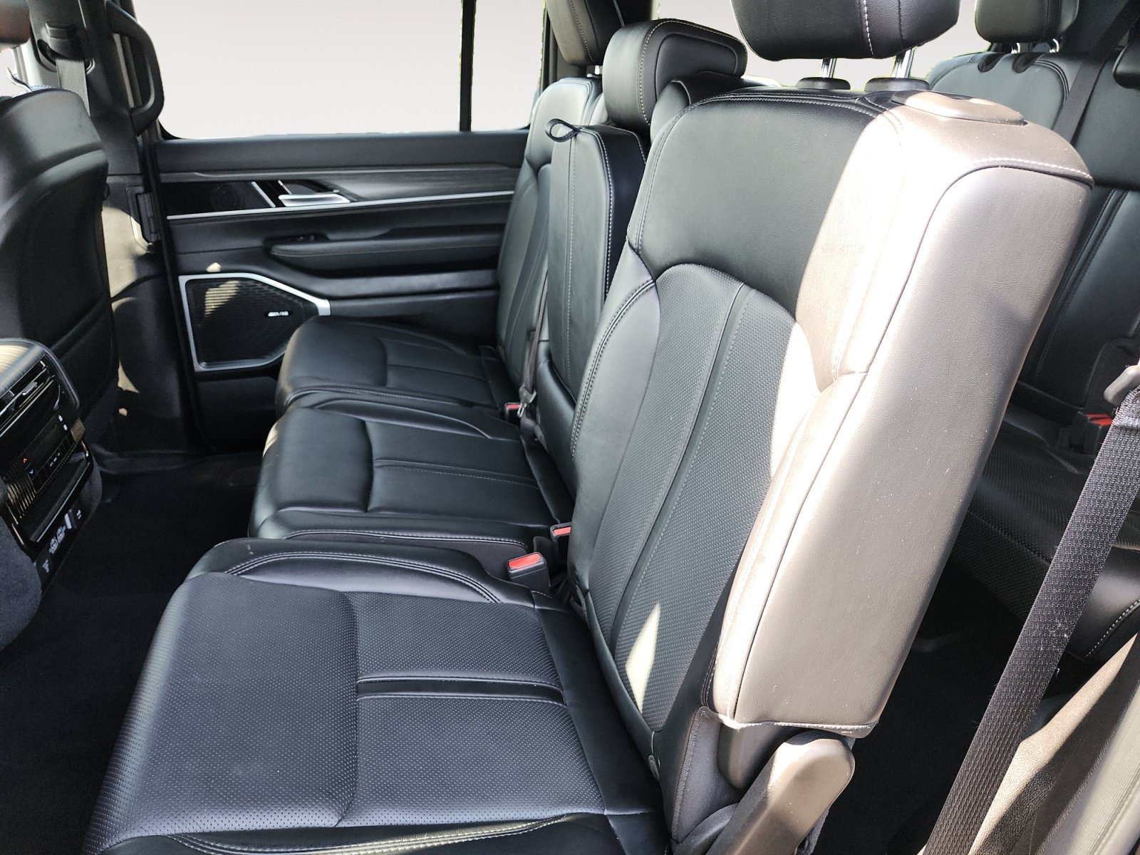 Used 2024 Jeep Wagoneer Series II w/ Flexible Seating Group AWD/4WD image 13