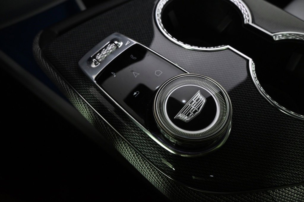 New 2026 Cadillac Optiq Luxury 2 image 34