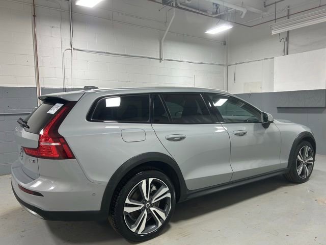 Used 2025 Volvo V60 B5 Cross Country Plus image 3