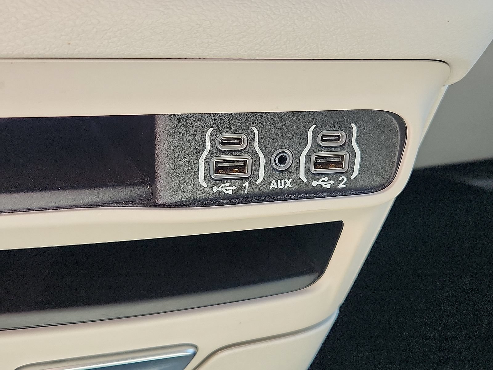 Used 2023 Chrysler Pacifica Touring-L FWD image 19