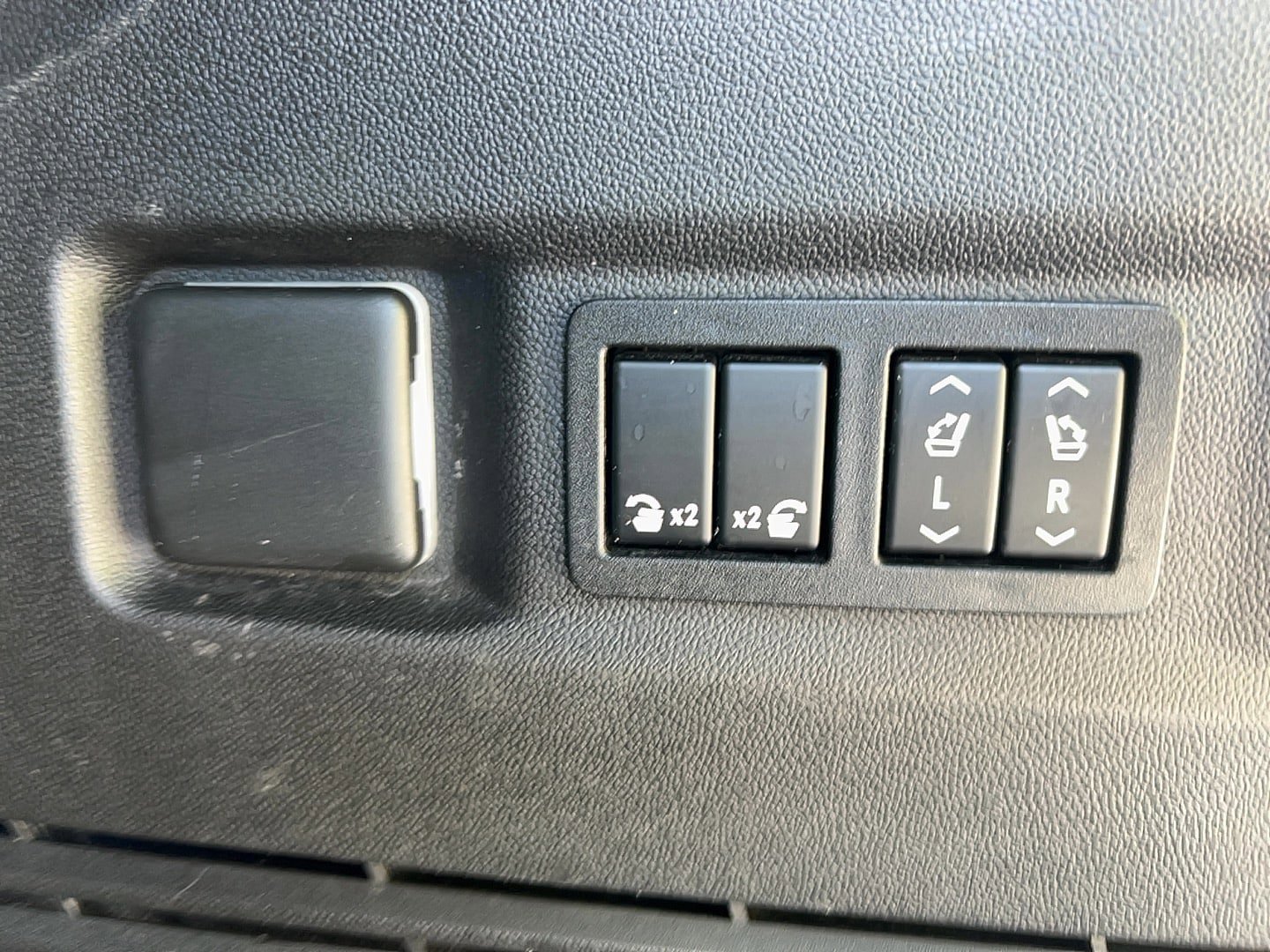 Used 2021 GMC Yukon AT4 w/ Rear Media and Nav Package AWD/4WD image 31