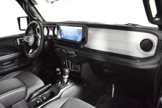 Used 2025 Jeep Wrangler Unlimited Sahara AWD/4WD image 36
