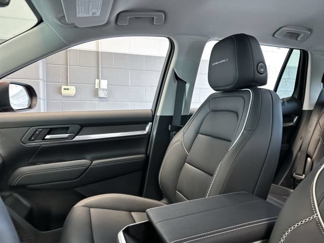 New 2026 GMC Terrain Denali w/ LPO, Black Badging Package AWD/4WD image 32