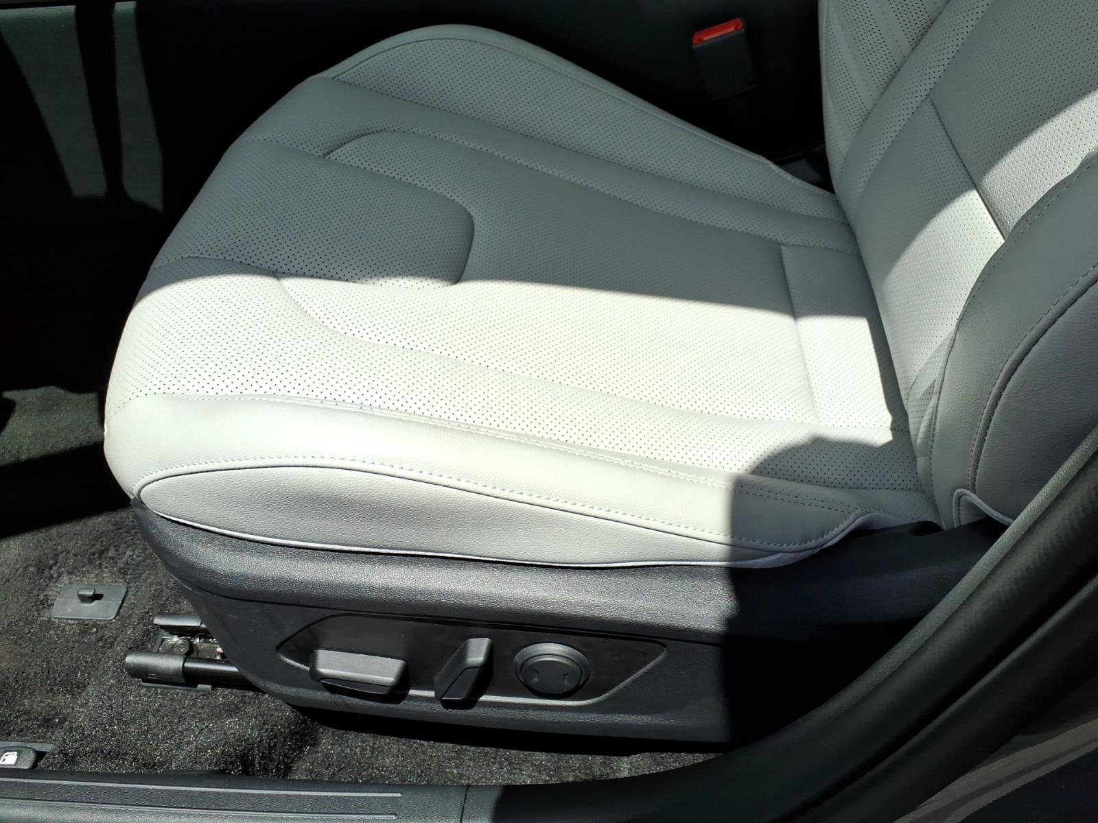 New 2025 Hyundai Elantra Limited FWD image 13