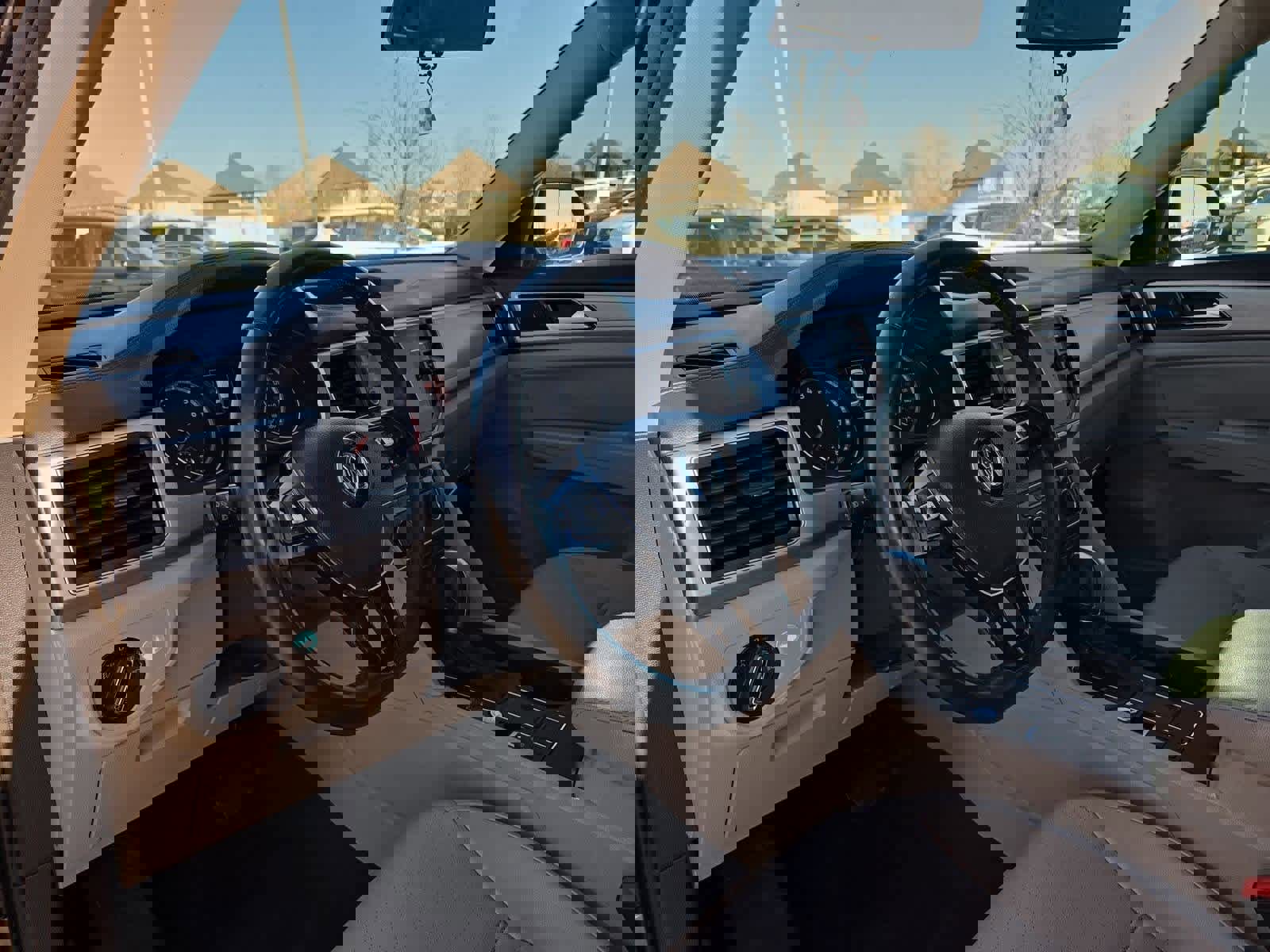 Used 2018 Volkswagen Atlas SE image 2