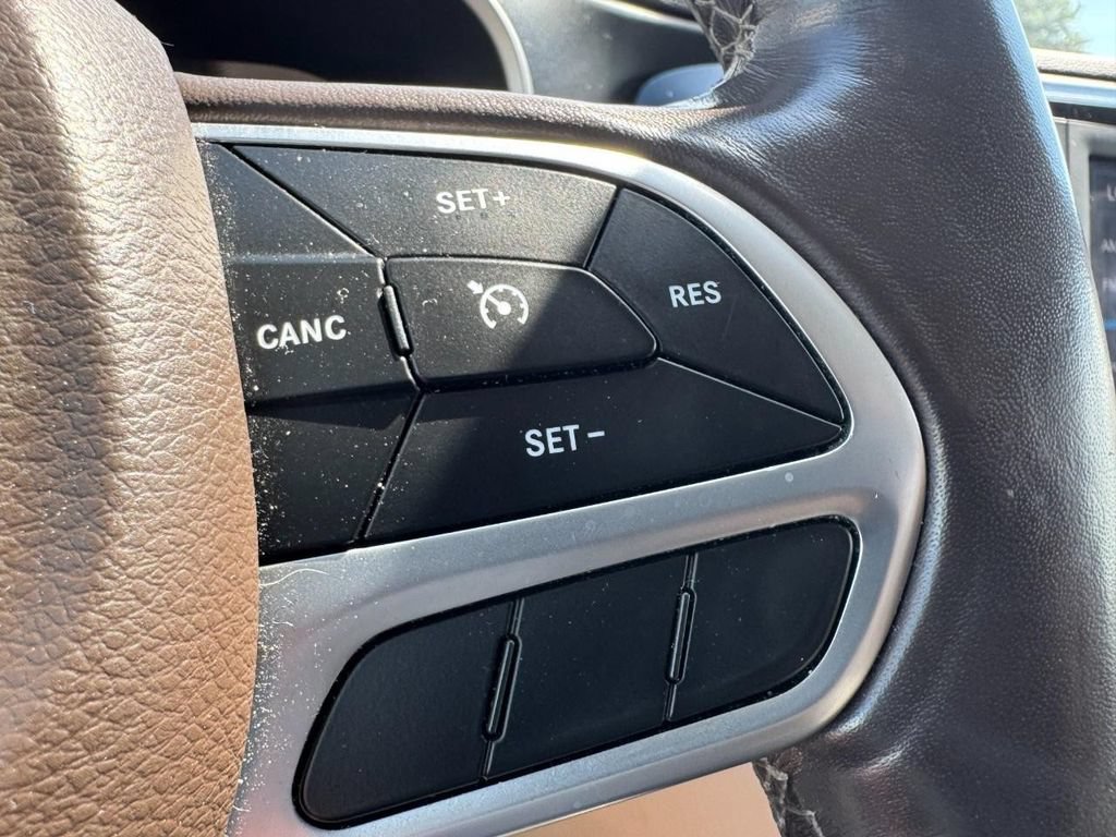 Used 2020 Chrysler Pacifica Touring w/ Cold Weather Group FWD image 18