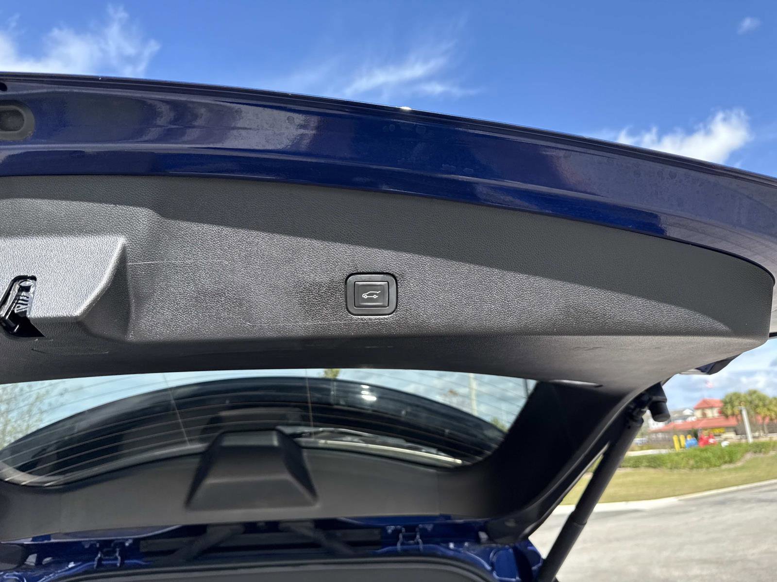 Used 2025 Cadillac XT6 Premium Luxury image 13