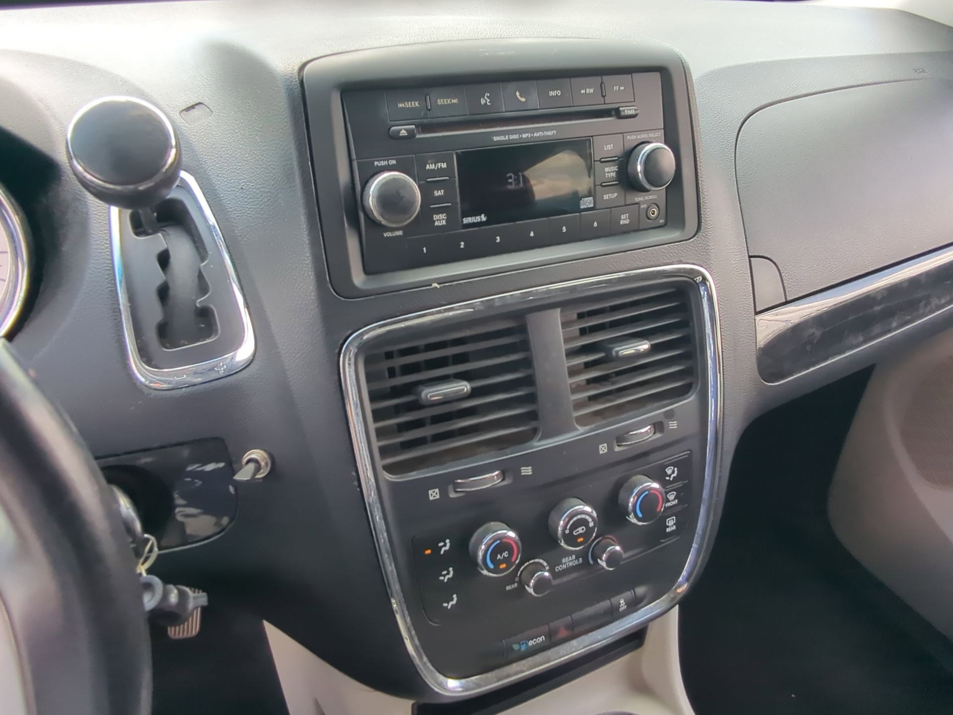 Used 2013 Dodge Grand Caravan SXT w/ UConnect Hands-Free Group FWD image 18