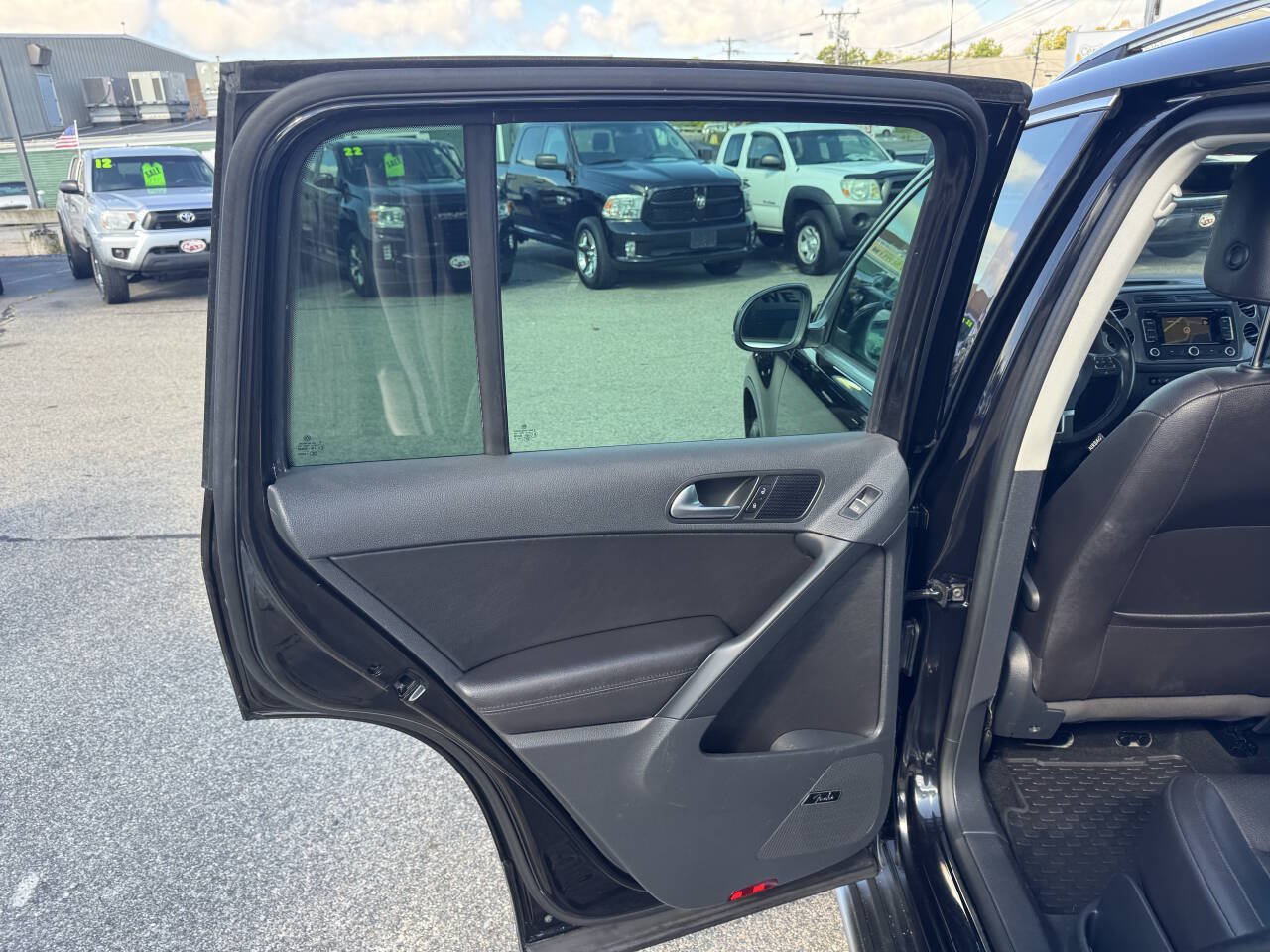 Used 2014 Volkswagen Tiguan SEL AWD/4WD image 31
