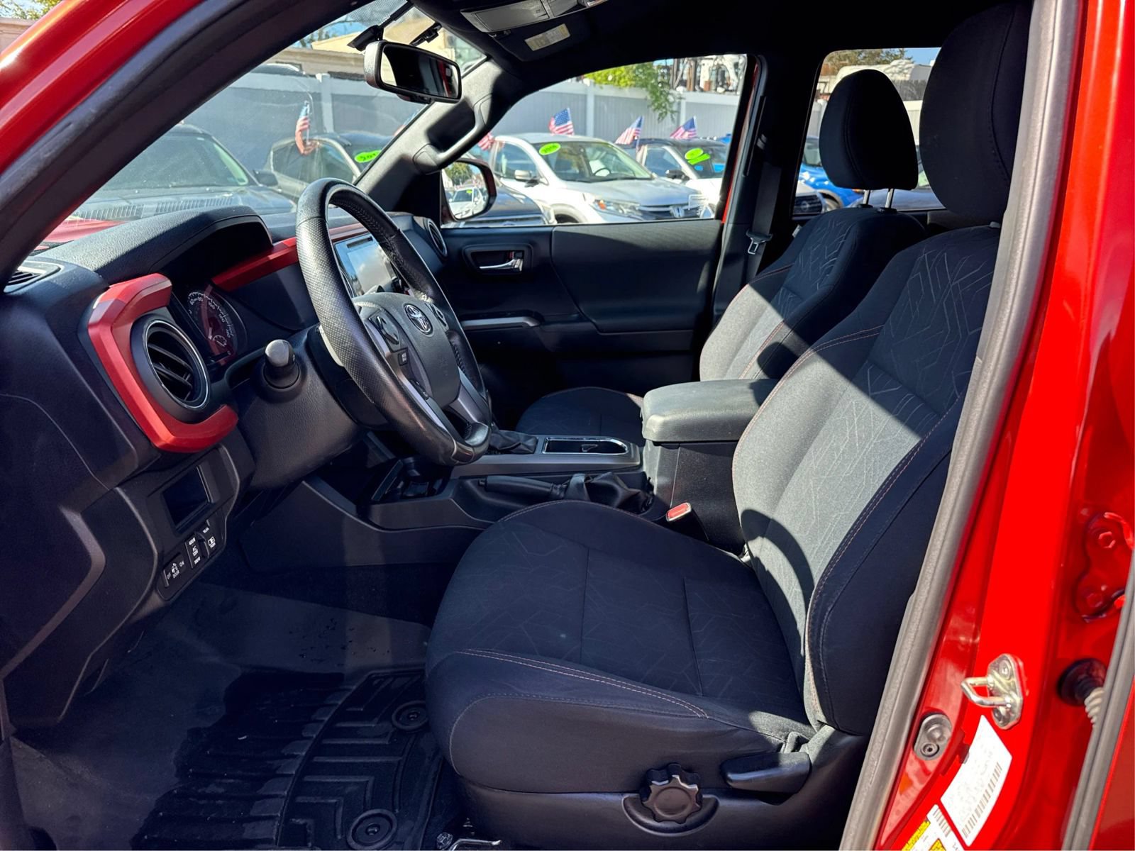 Used 2017 Toyota Tacoma TRD Sport w/ Tow Package (A/T) AWD/4WD image 9