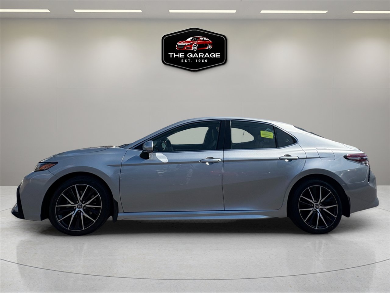 Used 2022 Toyota Camry SE image 3