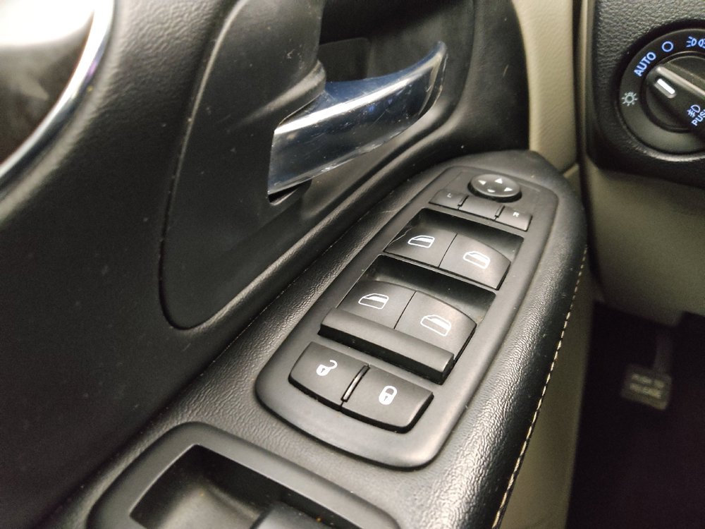 Used 2016 Chrysler Town & Country Touring image 27