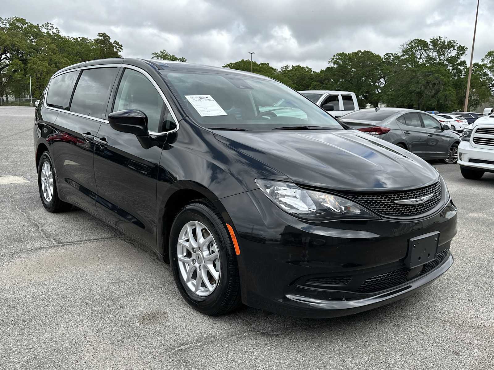 Used 2023 Chrysler Voyager LX FWD image 3