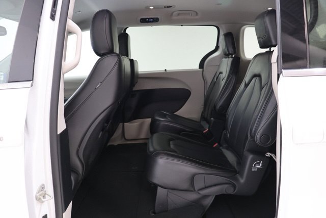Used 2023 Chrysler Pacifica Touring-L FWD image 32