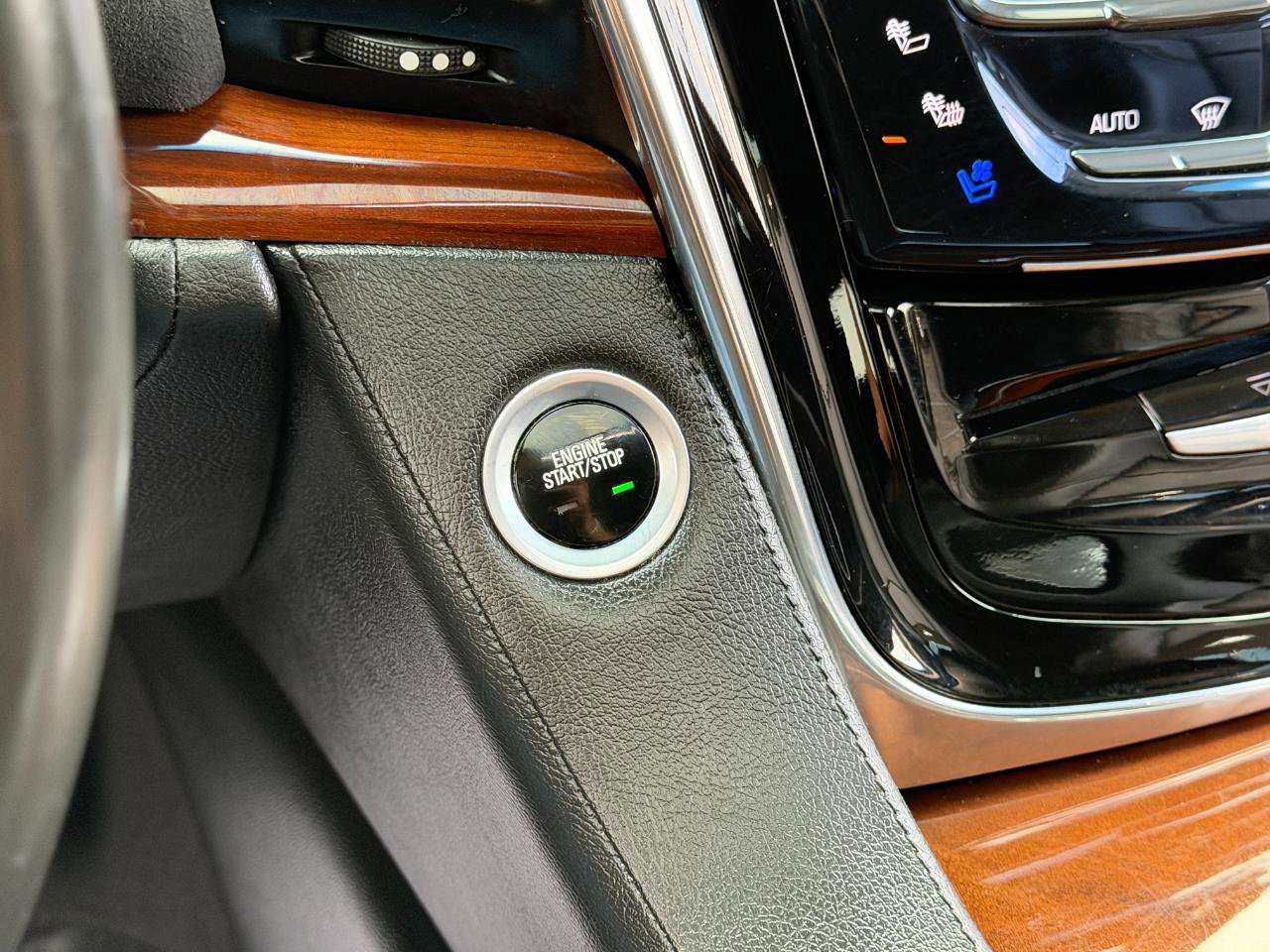 Used 2017 Cadillac Escalade Luxury AWD/4WD image 24