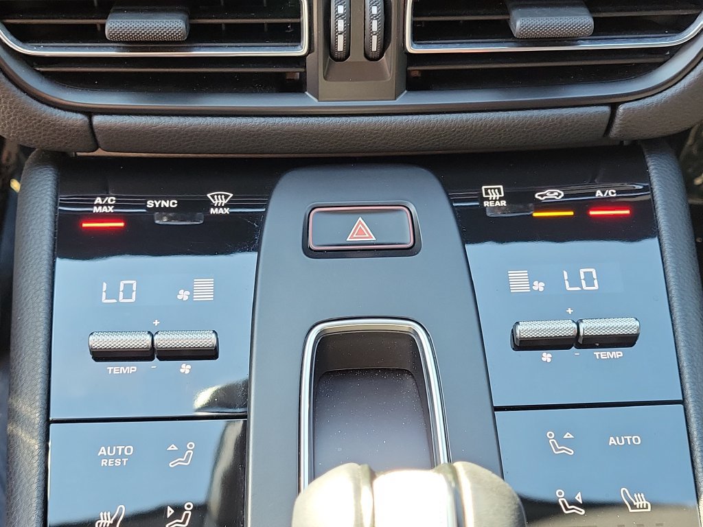 Certified 2024 Porsche Macan AWD/4WD image 33