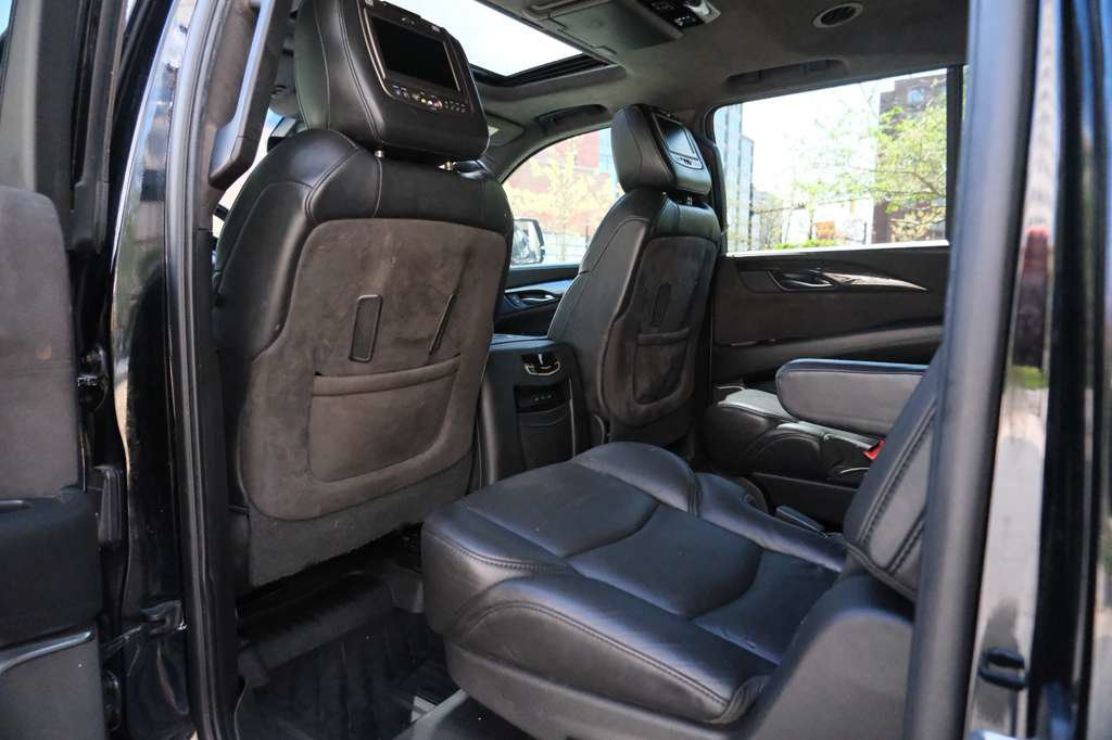 Used 2019 Cadillac Escalade ESV Platinum AWD/4WD image 22