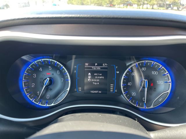 Used 2017 Chrysler Pacifica Touring-L w/ Tire & Wheel Group FWD image 16