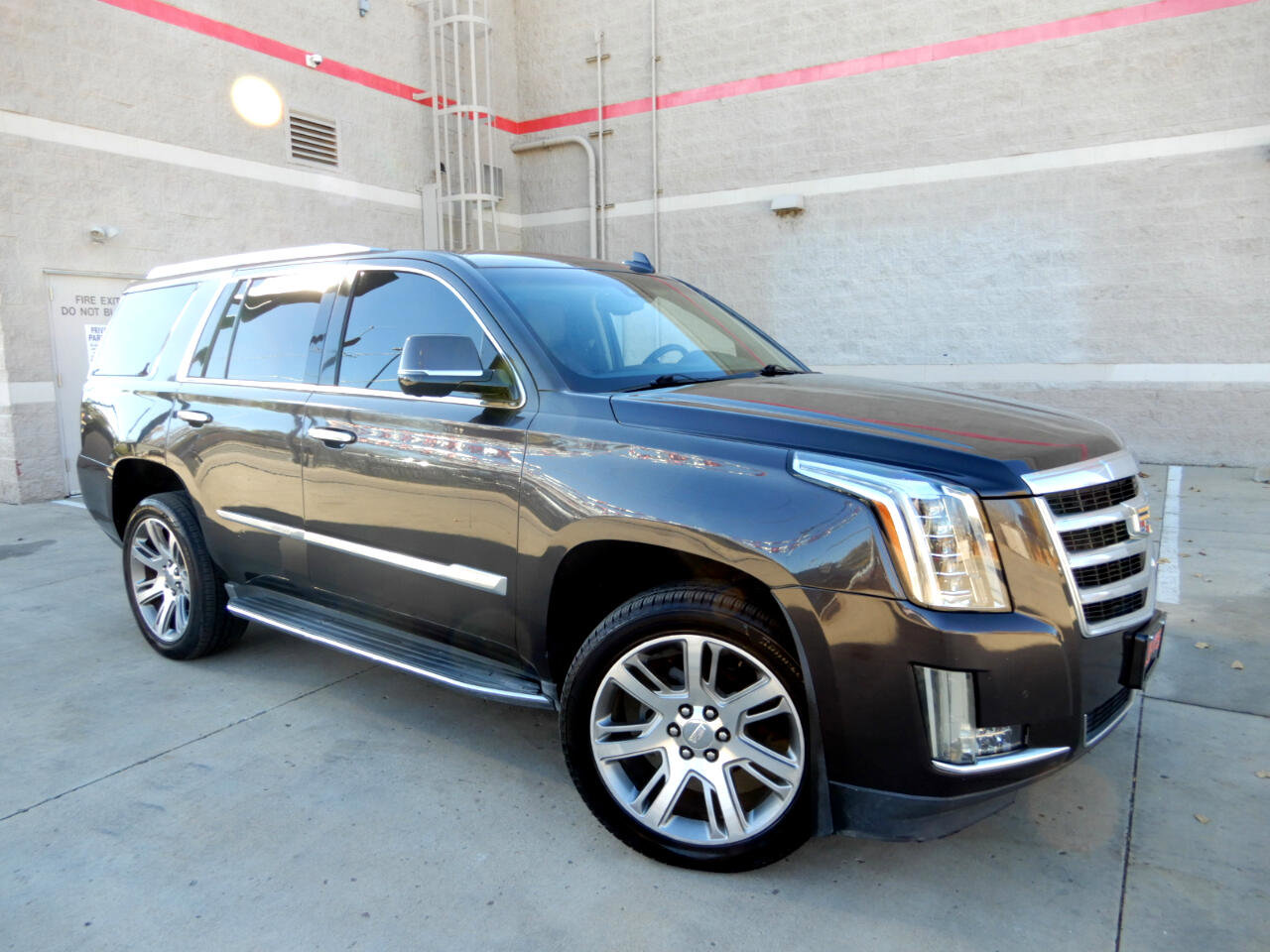 Used 2016 Cadillac Escalade Luxury image 3