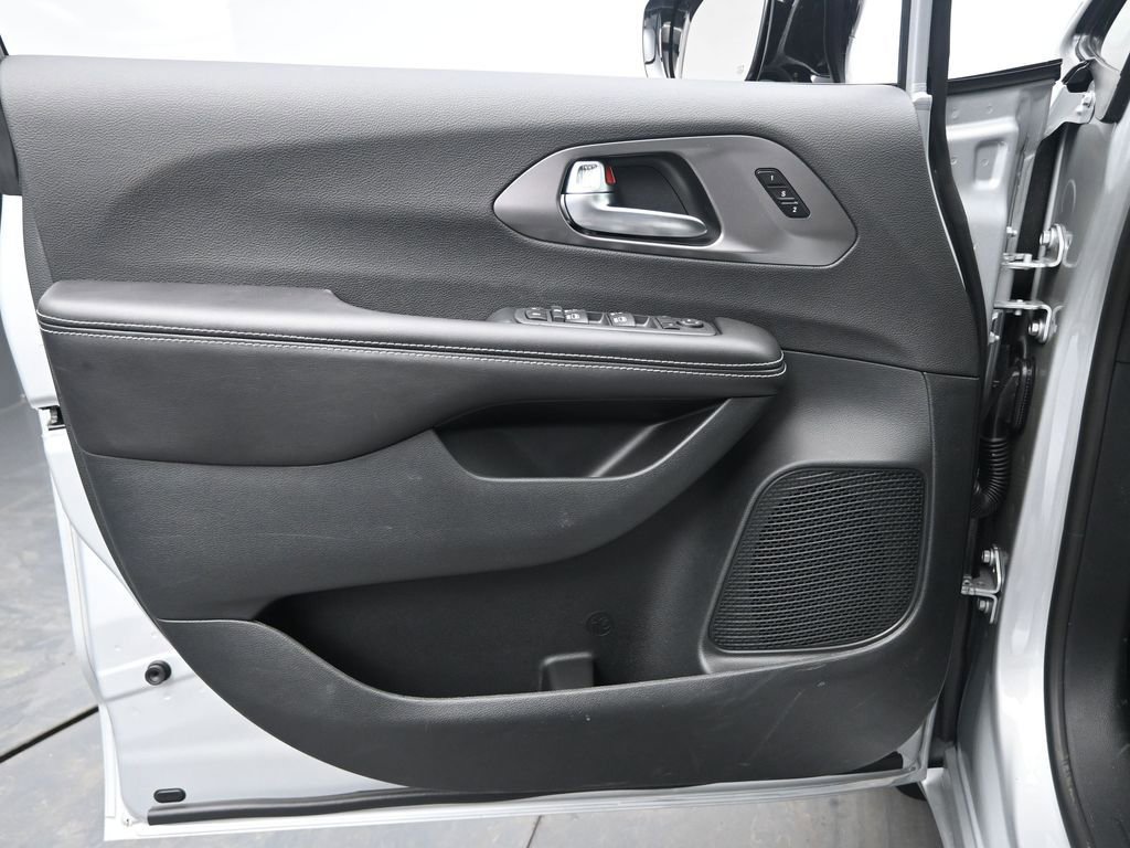 New 2026 Chrysler Pacifica Select w/ S Appearance Package AWD/4WD image 22