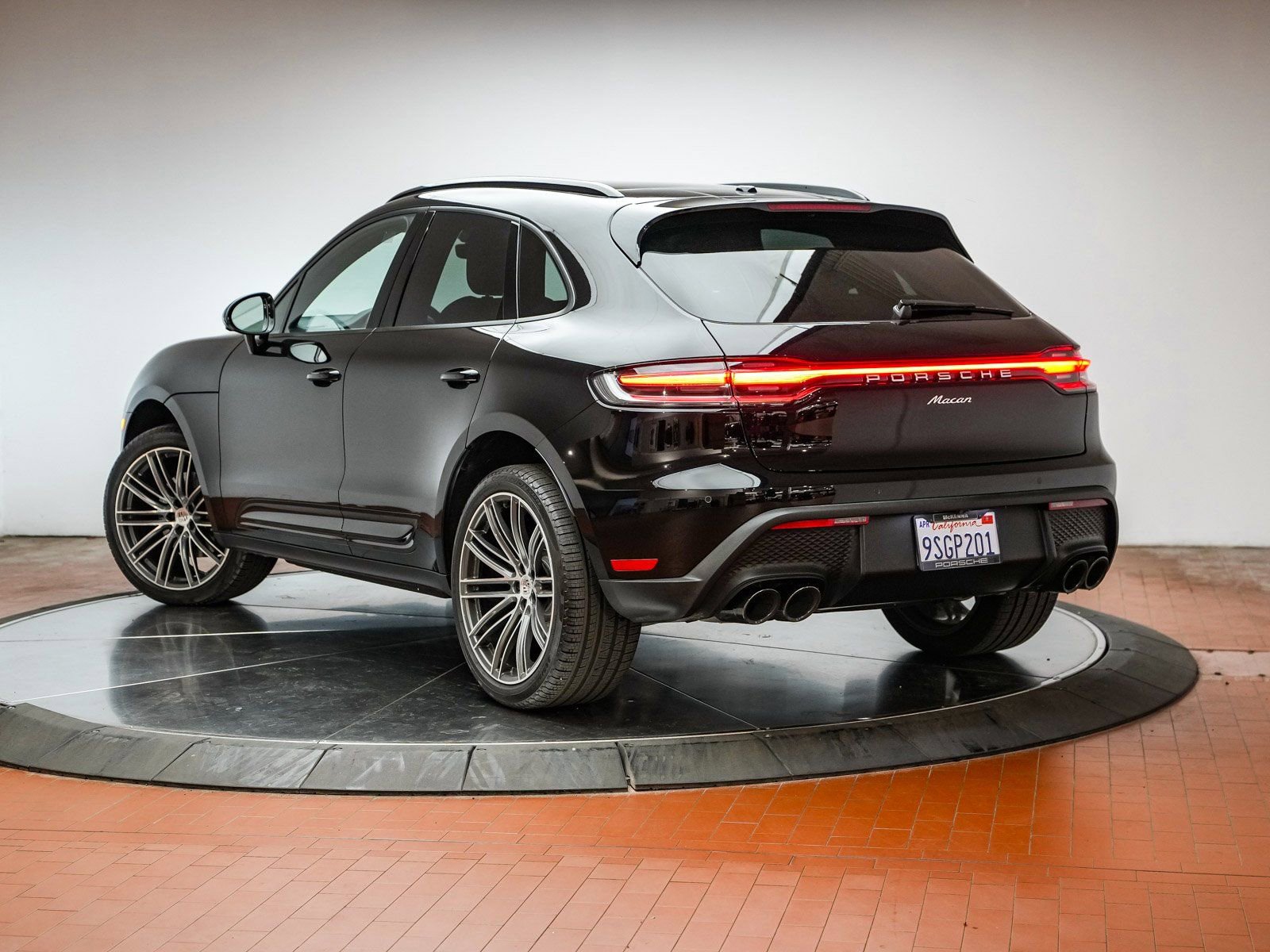 Certified 2025 Porsche Macan image 3