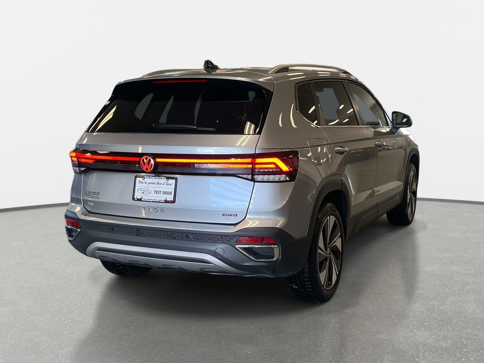 Used 2025 Volkswagen Taos SE image 5