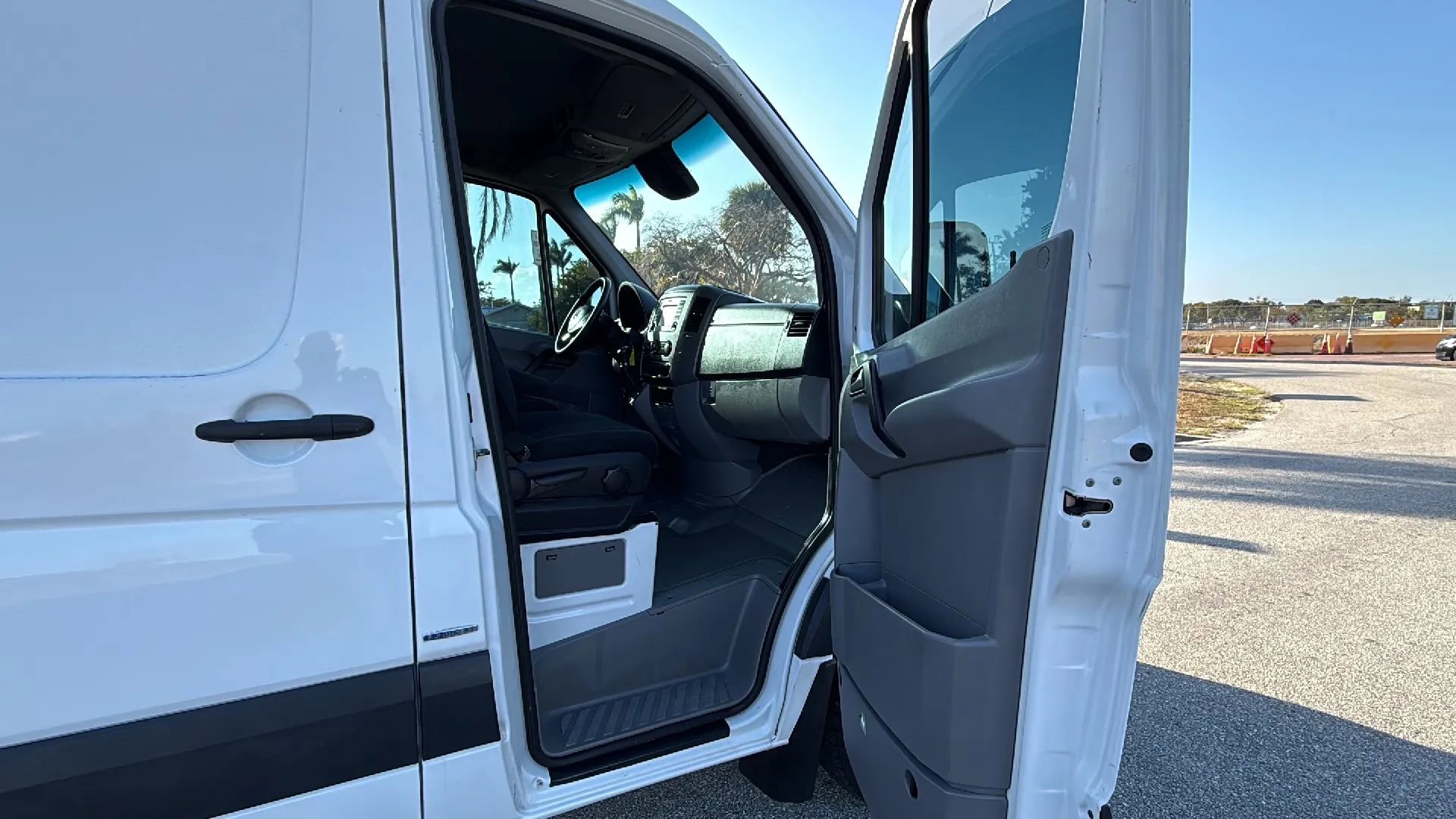 Used 2015 Mercedes-Benz Sprinter 2500 image 12