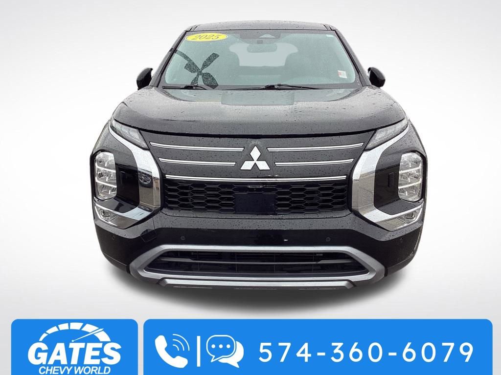 Used 2025 Mitsubishi Outlander SE image 2
