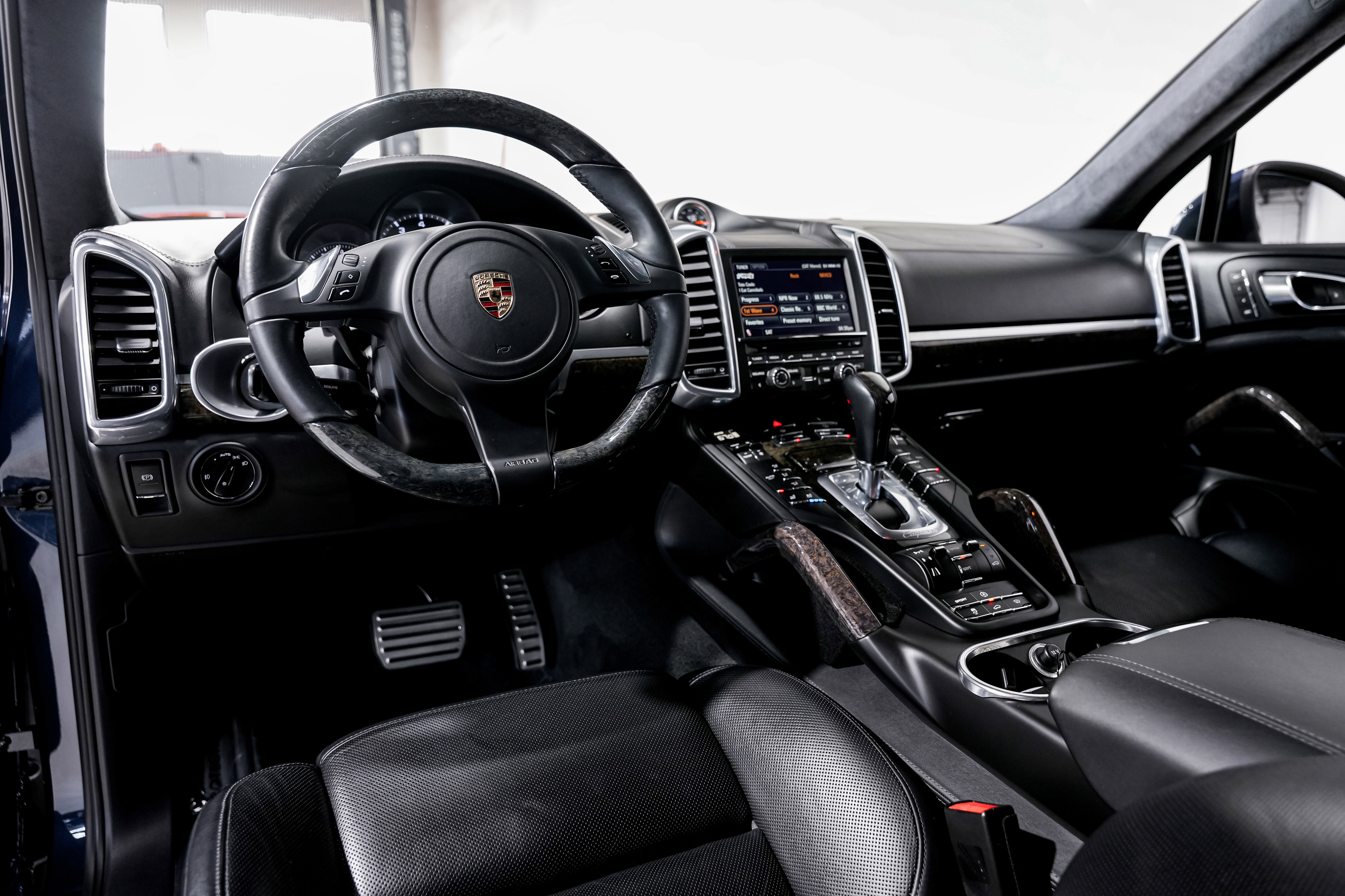 Used 2012 Porsche Cayenne Turbo image 9