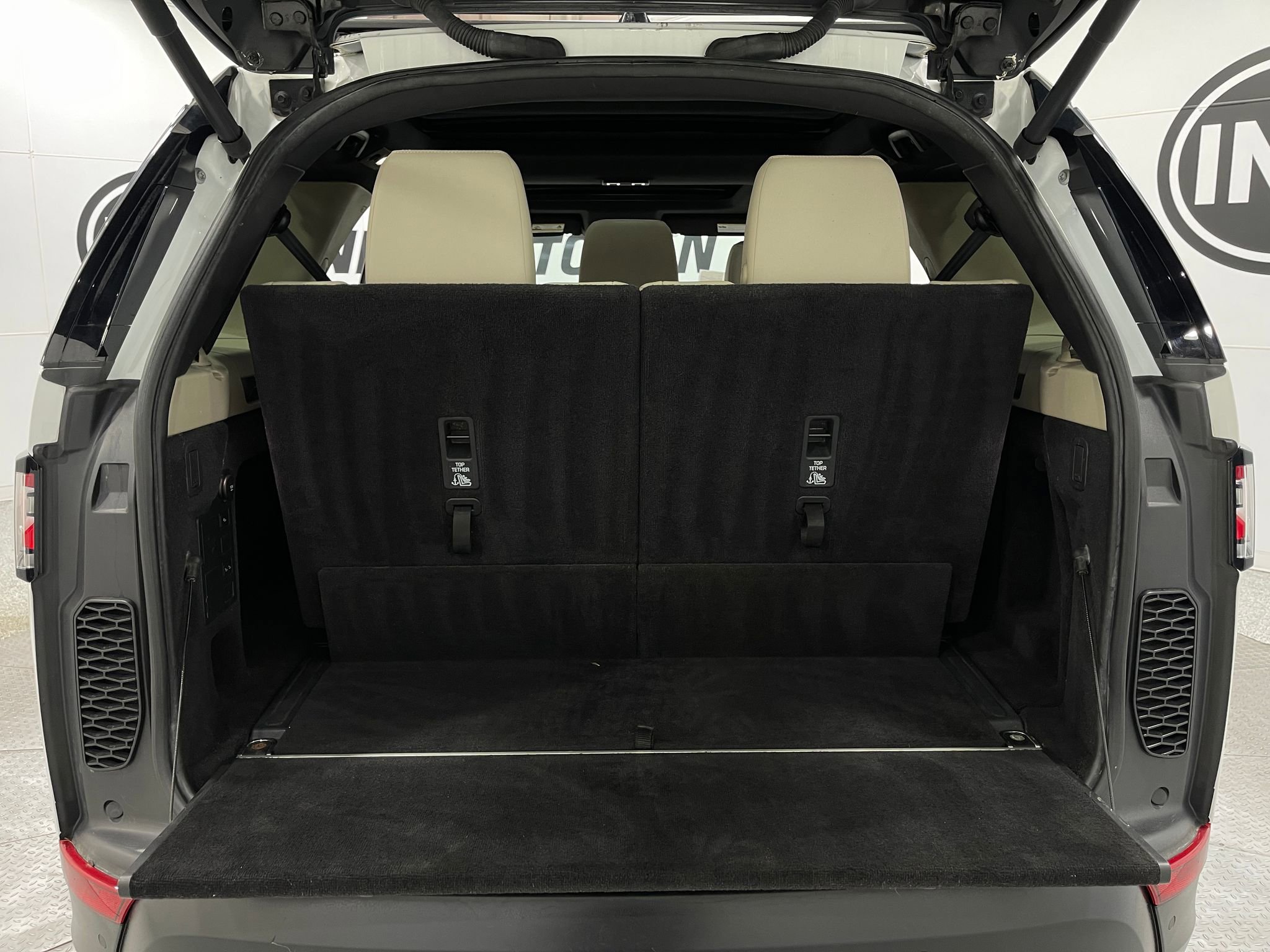 Used 2018 Land Rover Discovery HSE image 26