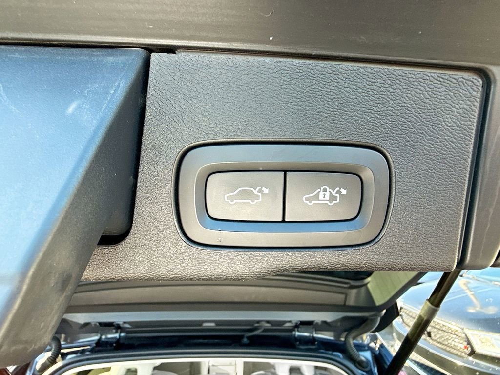 Used 2022 Volvo XC60 B5 Momentum AWD/4WD image 31