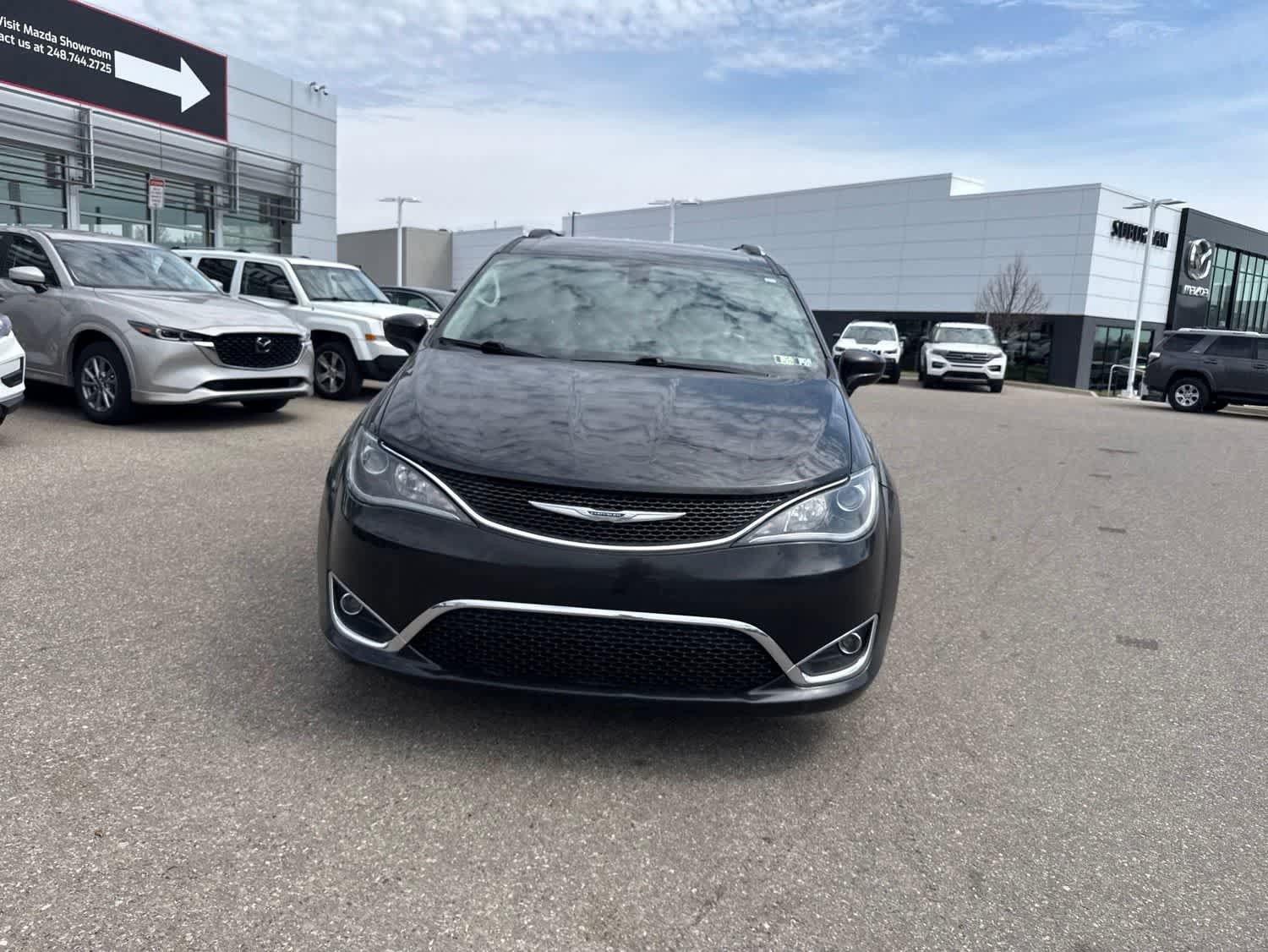Used 2019 Chrysler Pacifica Touring-L FWD image 2