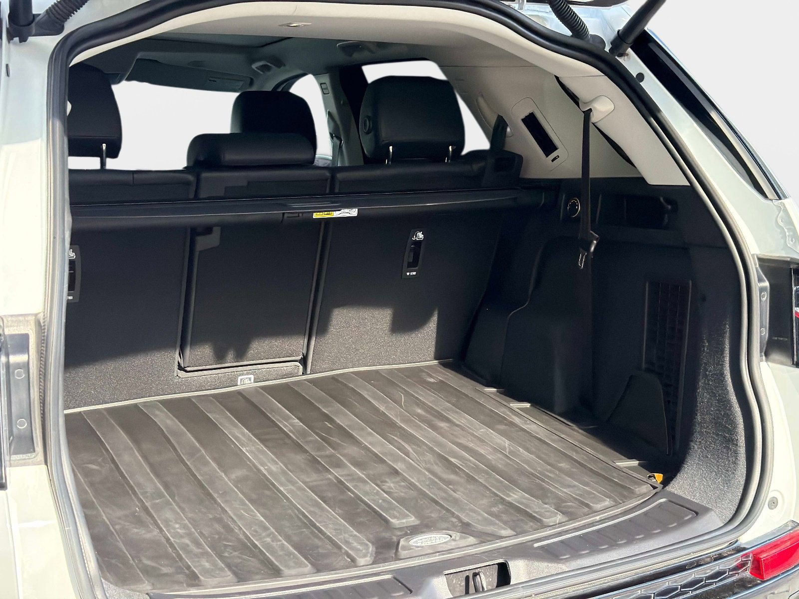 Used 2025 Land Rover Discovery Sport S image 27