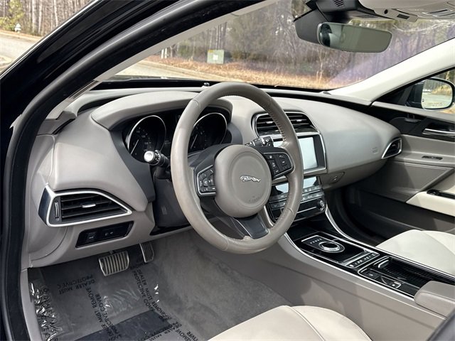 Used 2019 Jaguar XE Premium image 11