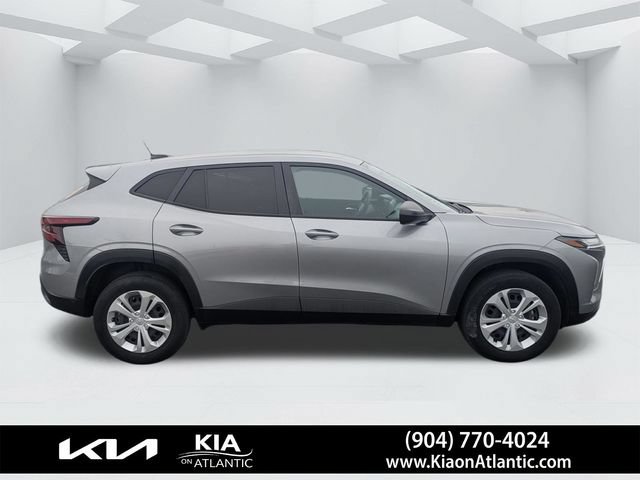 Used 2024 Chevrolet Trax LS w/ Driver Confidence Package FWD image 2