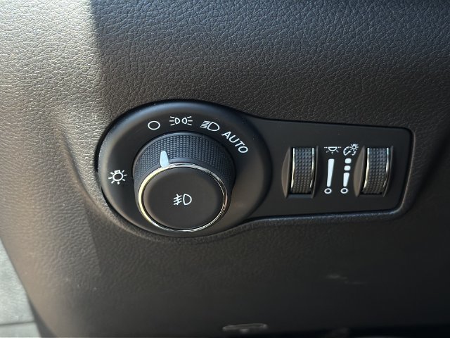 Used 2025 Jeep Compass Latitude AWD/4WD image 29