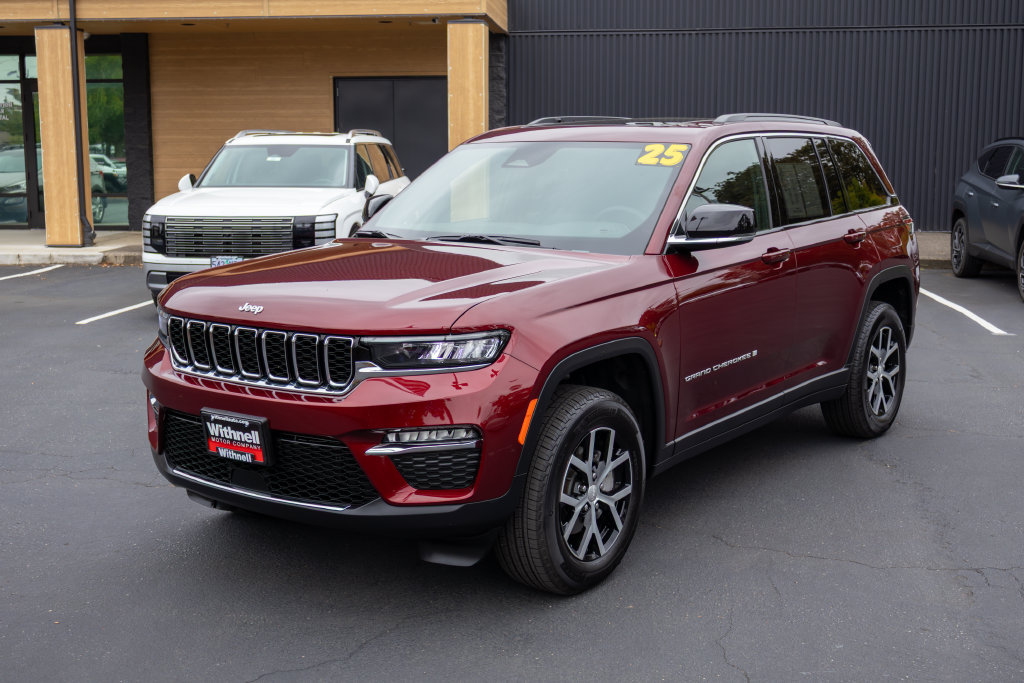 Used 2025 Jeep Grand Cherokee Limited AWD/4WD image 3