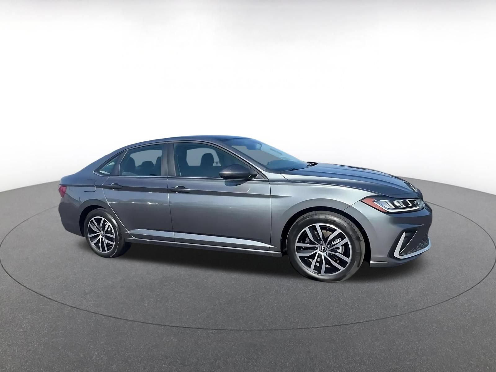 Used 2025 Volkswagen Jetta SE FWD image 2