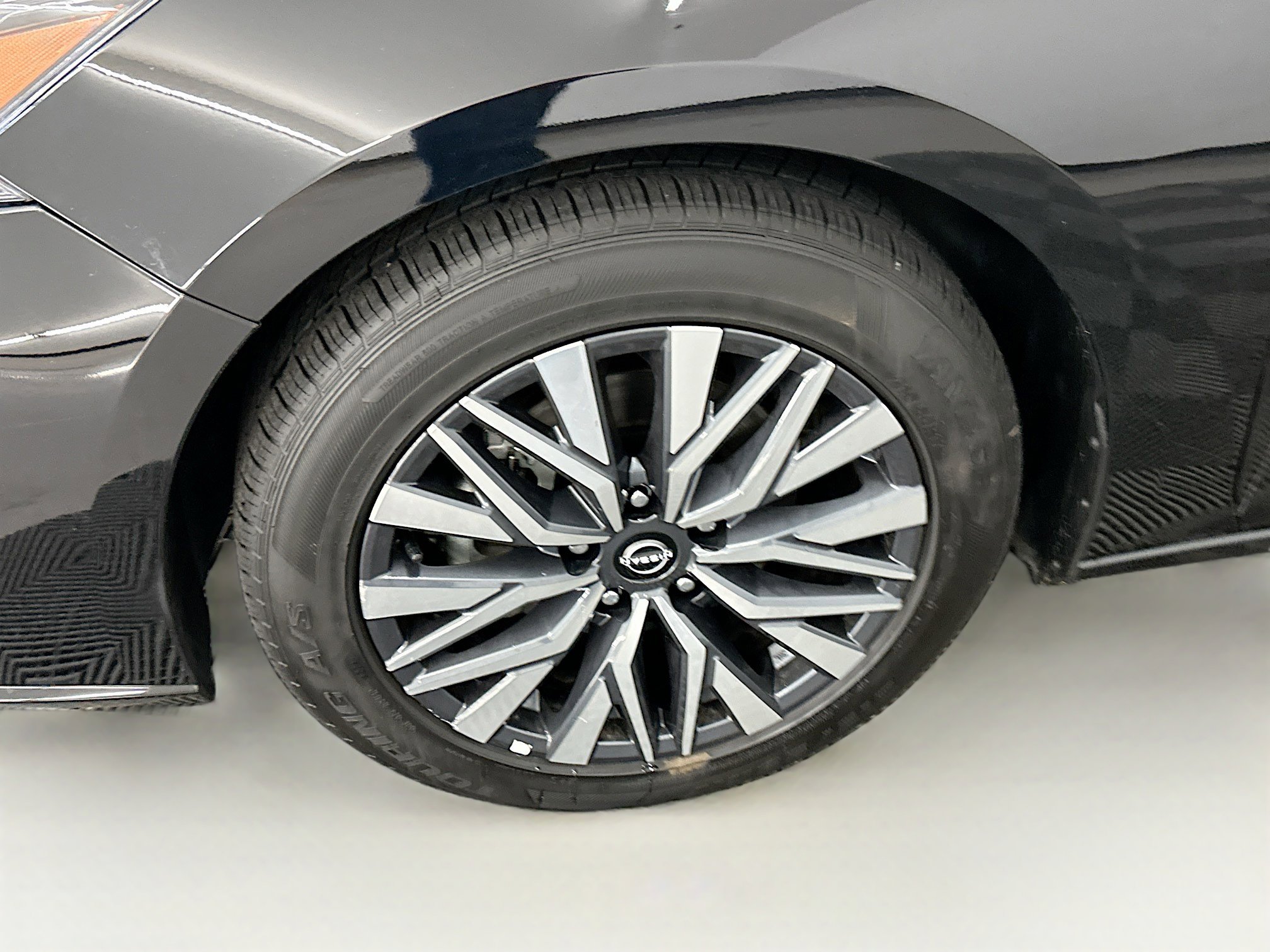 Used 2025 Nissan Altima 2.5 SV image 11