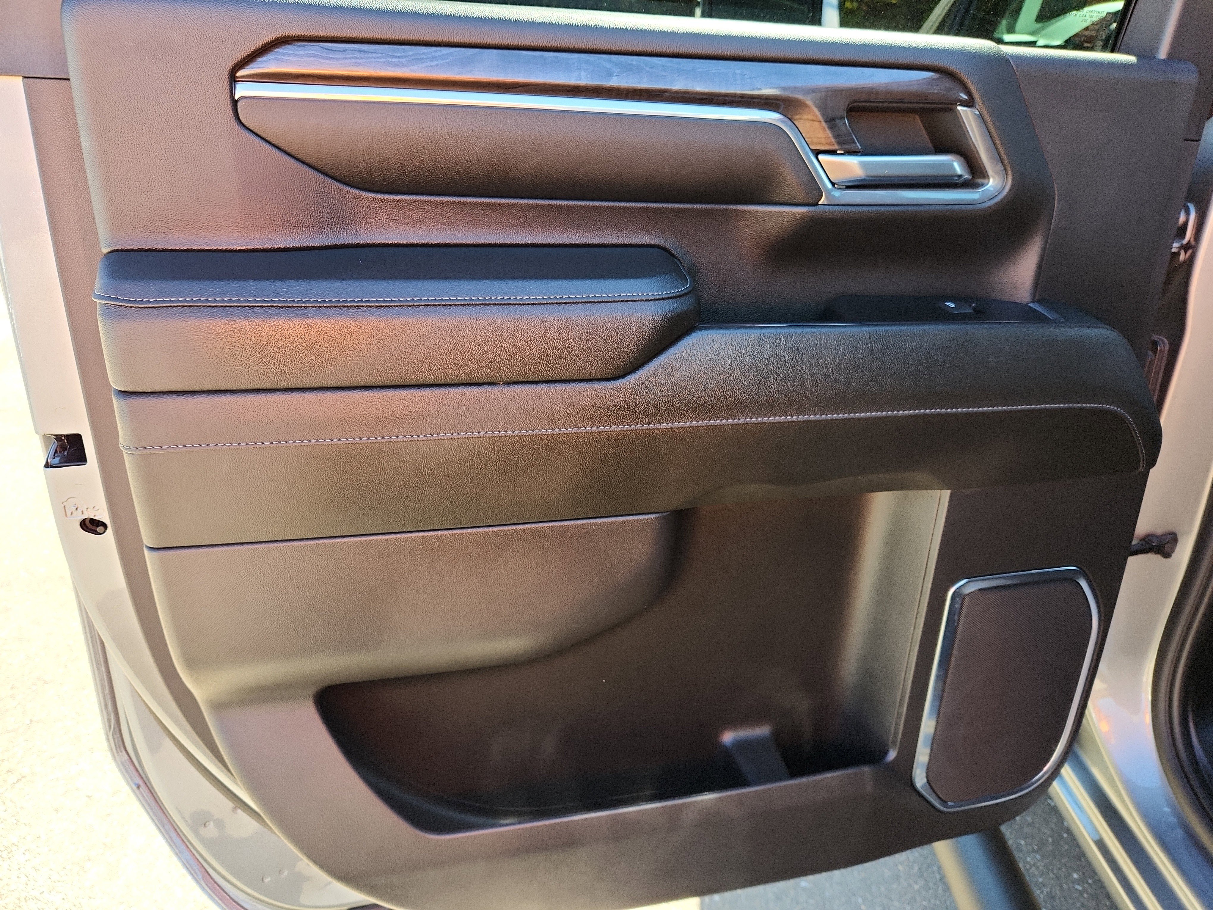 Used 2024 Chevrolet Silverado 2500 LTZ w/ LTZ Convenience Package image 31