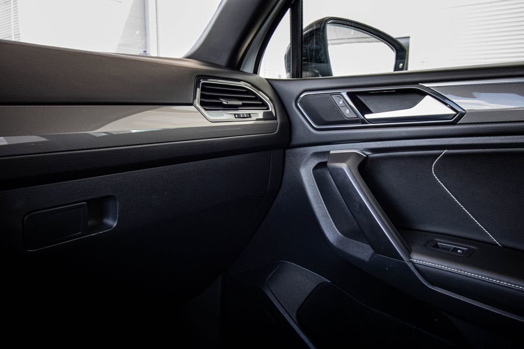 Used 2023 Volkswagen Tiguan SE R-Line image 29