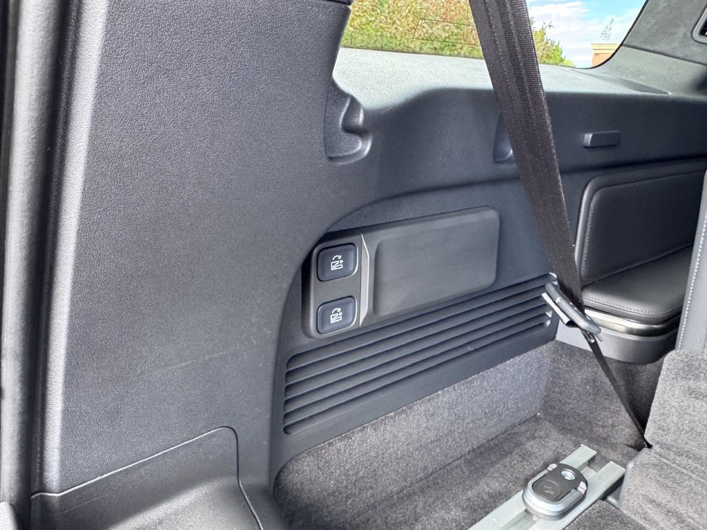 Used 2025 Rivian R1S Adventure Dual AWD/4WD image 13