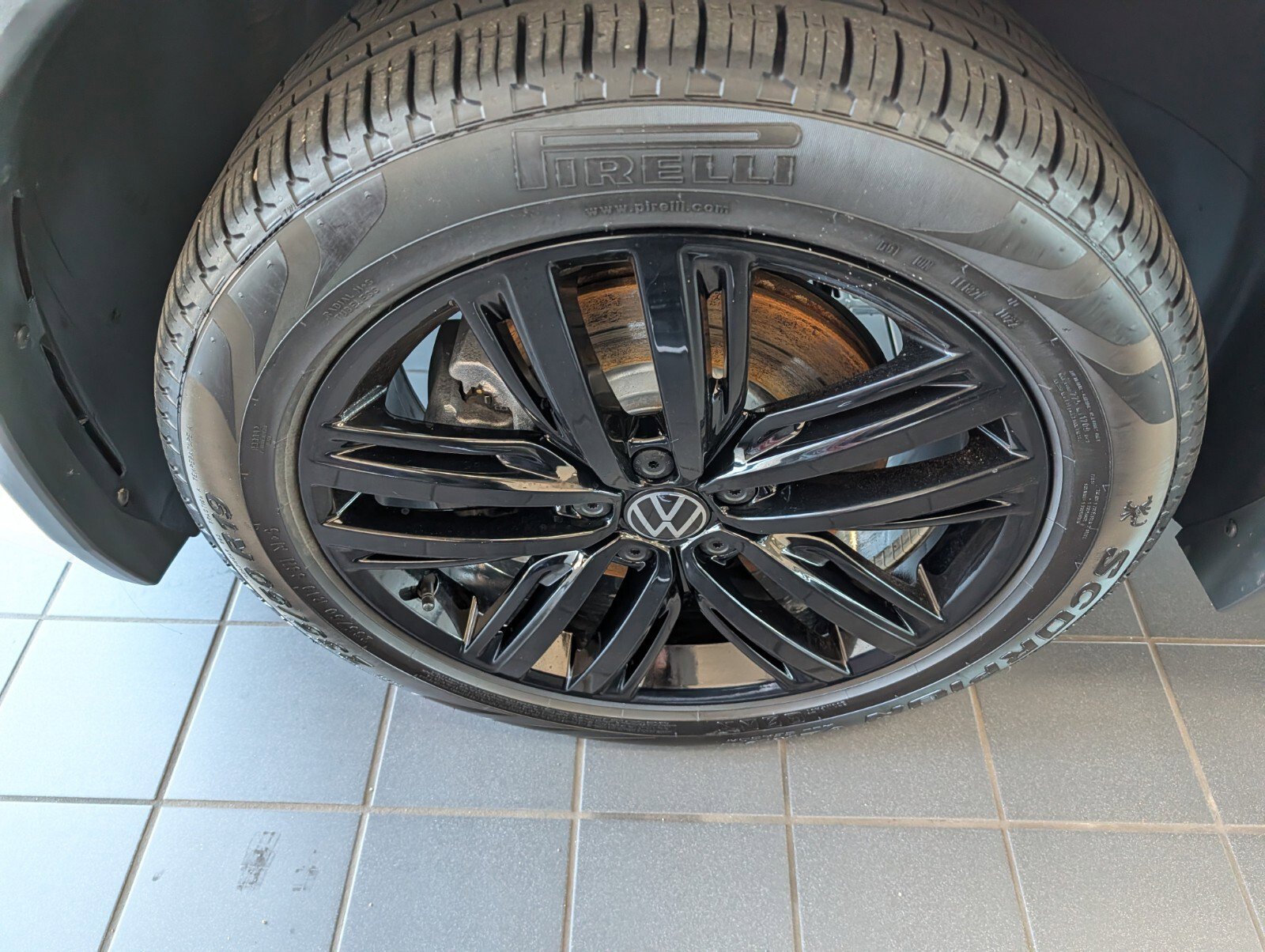 Used 2022 Volkswagen Tiguan SE R-Line image 9